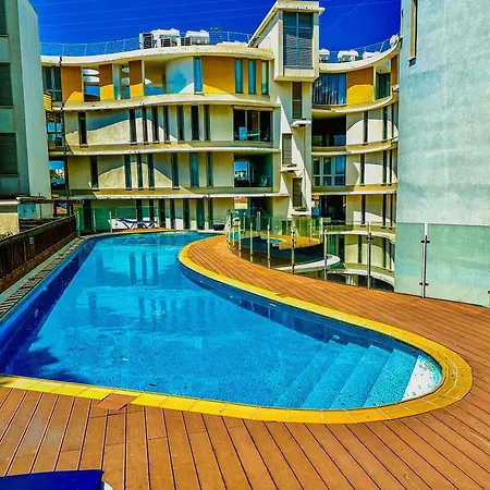 Apartament Modern Center With Pool