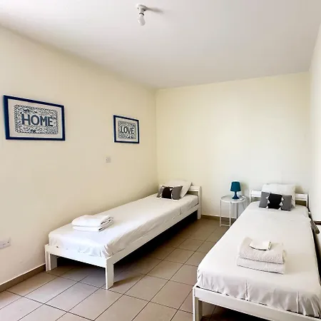 Modern Center With Pool شقة *