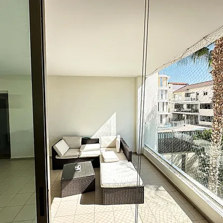 Modern Center With Pool لارنكا