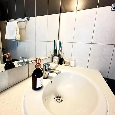 Modern Center With Pool شقة *