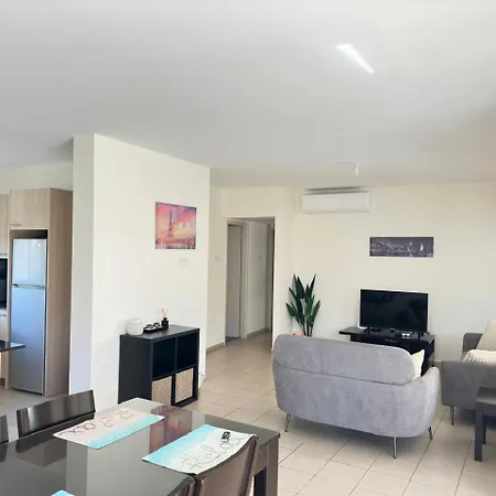 Charming Centre W Pool - Flats 303 * Larnaca