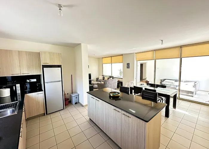 Modern Center With Pool Apartmán